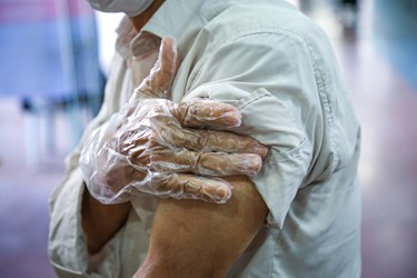 تزریق دوز دوم واکسن کرونا به سالمندان و گروه‌های پرخطردر قزوین