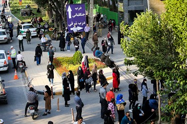 محل ورود داوطلبان به حوزه آزمون در دانشگاه اصفهان