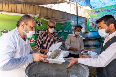 آماده سازی غذا توسط اعضای موسسه خیریه متوسلین به حضرت زهرا(س) برای توزیع در میان نیازمندان در شیراز