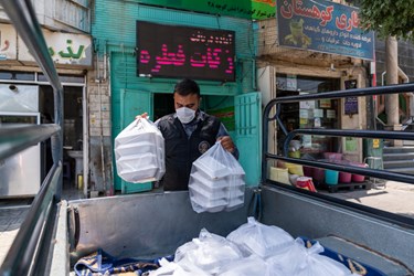 ارسال غذاهای آماده شده توسط اعضای موسسه خیریه متوسلین به حضرت زهرا(س) برای توزیع در میان نیازمندان در شیراز