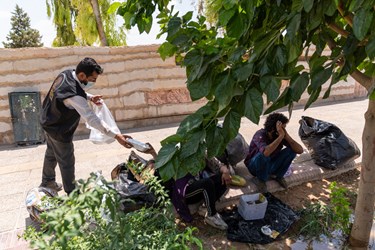 توزیع غذا توسط اعضای موسسه خیریه متوسلین به حضرت زهرا(س) در میان نیازمندان در شیراز