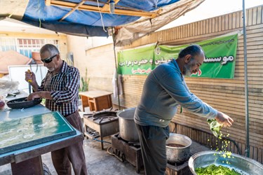 آماده سازی و طبخ غذا توسط اعضای موسسه خیریه متوسلین به حضرت زهرا(س) برای توزیع در میان نیازمندان در شیراز