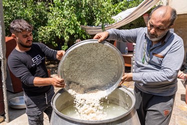 آماده سازی و طبخ غذا  توسط اعضای موسسه خیریه متوسلین به حضرت زهرا(س) برای توزیع در میان نیازمندان در شیراز