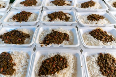 غذاهای آماده شده توسط اعضای موسسه خیریه متوسلین به حضرت زهرا(س) برای توزیع در میان نیازمندان در شیراز