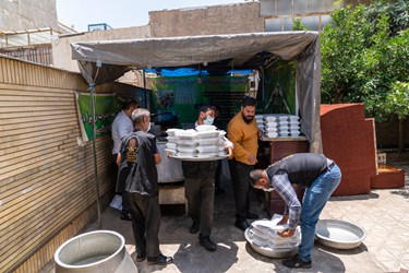 آماده سازی غذا توسط اعضای موسسه خیریه متوسلین به حضرت زهرا(س) برای توزیع در میان نیازمندان در شیراز