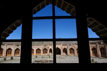 کاروانسرای تاج‌آبادیکی از جالب‌توجه‌ترین بناهای تاریخی استان همدان محسوب می‌شود و در منطقه غرب یکی از مهم‌ترین کاروانسراها به شمار می‌آید