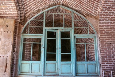 در قسمت شرقی درب‌های ورودی قرار دارند و دو طاق‌نمای تزئینی با درب‌های چوبی هم به حیاط محوطه باز می‌شود