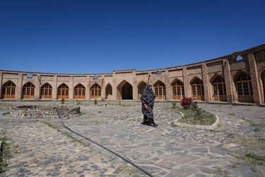 کاروانسرای تاج آباد، یکی از کمیاب‌ترین کاروانسراهای مدور ایران است. 