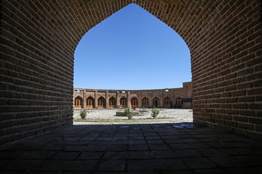 کاروانسرای تاج‌آباد درواقع یک رباط است و برعکس اکثر کاروانسراهای ایران که دارای پلانی مستطیل شکل هستند، این کاروانسرا دارای پلان مدور است