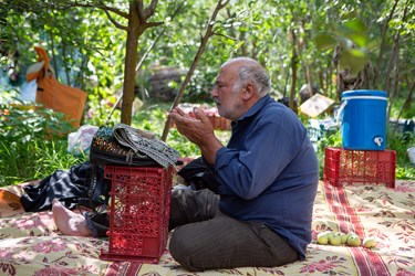 ادای فریضه نماز توسط کشاورز روستایی در روستای شهرستانک