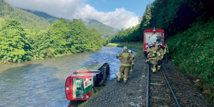 17 مجروح در حادثه خروج قطار از ریل در اتریش