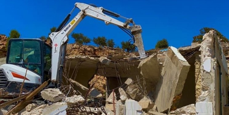 رژیم صهیونیستی ۸ خانواده فلسطینی را مجبور به تخریب خانه‌هایشان کرد