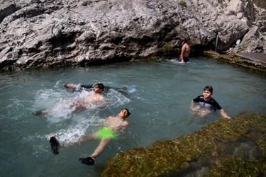 شنا در استخر تاریخی چشمه علی