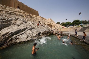 شنا در استخر تاریخی چشمه علی