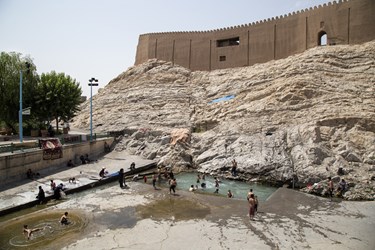 شنا در استخر تاریخی «چشمه علی»