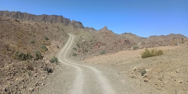 جاده خاکی و سنگلاخ روستایی «مِیشود» نیکشهر نیازمند توجه مسؤولان/ مردم برای تماس تلفنی بالای کوه می‌روند