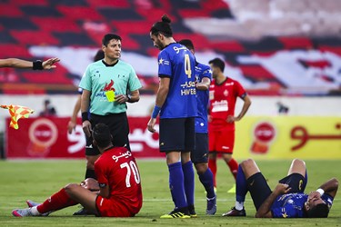 کارت زرد علیرضا فغانی داور شهرآورد ۹6 به شهریار مغانلو بازیکن تیم فوتبال پرسپولیس 