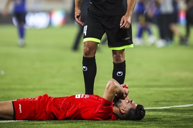 افسوس بازیکن تیم فوتبال پرسپولیس پس از باخت درشهرآورد ۹6 جام حذفی