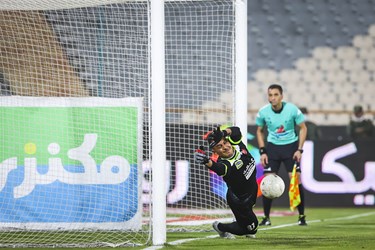 گرفتن پنالتی توسط  حامد لک دروازه بان تیم فوتبال پرسپولیس