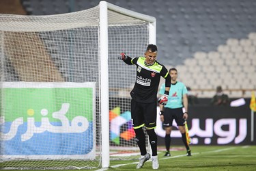 شادی حامد لک دروازه بان تیم فوتبال پرسپولیس پس از گرفتن پنالتی 