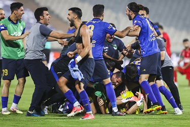 شادی بازیکنان تیم فوتبال استقلال تهران پس از برد در شهرآورد ۹6 جام حذفی