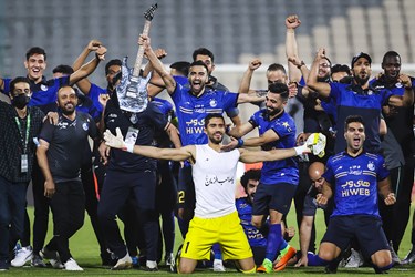 شادی بازیکنان تیم فوتبال استقلال تهران پس از برد در شهرآورد ۹6 جام حذفی