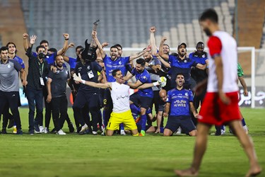 شادی بازیکنان تیم فوتبال استقلال تهران پس از برد در شهرآورد ۹6 جام حذفی