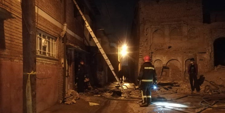 منزل دو طبقه مملو از ضایعات در شیراز طعمه حریق شد