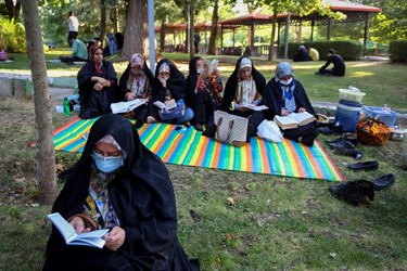 مراسم دعای پرفیض عرفه با رعایت پروتکل‌های بهداشتی در جوار مزار شهدای گمنام در پارک مردم و باغ‌موزه دفاع مقدس
