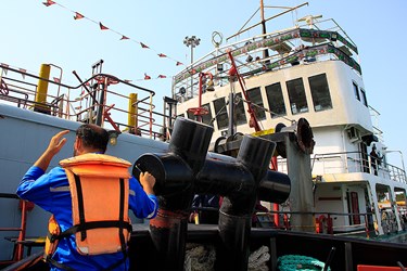 کشتی یدک کش در کنار کشتی ارس پهلو می گیرد تا عکاسان برای تهیه گزارش تصویری سوار بر این کشتی شوند
