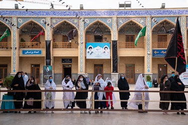 حضور زائرین و مجاورین در مراسم تعویض پرچم آستان مقدس حضرت احمد بن موسی الکاظم شاهچراغ و حضرت سيدميرمحمد عليهما السلام