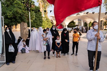 حضور زائرین و مجاورین در مراسم تعویض پرچم آستان مقدس حضرت احمد بن موسی الکاظم شاهچراغ و حضرت سيدميرمحمد عليهما السلام