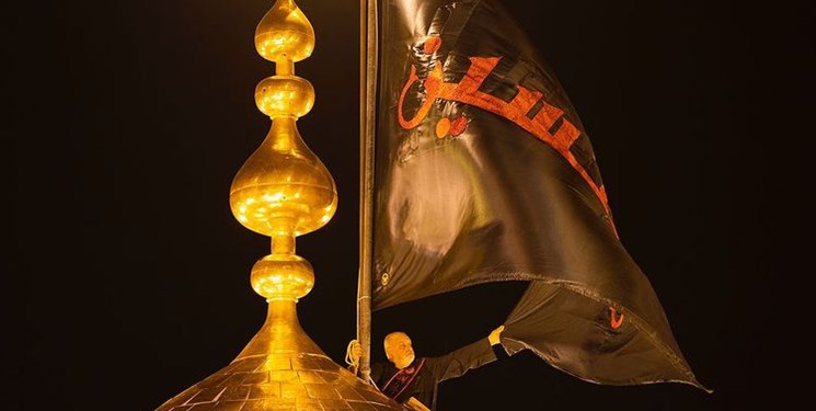 تحویل سال جدید قمری با تعویض پرچم گنبد حرم حسینی +فیلم و عکس