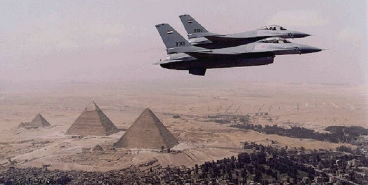 حمله جنگنده‌های ارتش مصر به مواضع تروریست‌ها در صحرای سیناء
