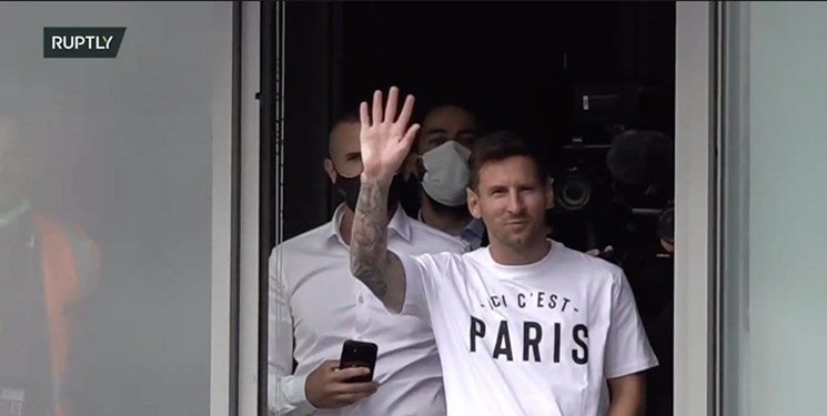 مسی در فرودگاه پاریس و ابراز احساسات هواداران پاری سن ژرمن+فیلم