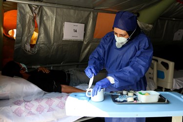 تلاش کادر درمان برای خدمت رسانی به بیماران کرونایی در بیمارستان صحرایی  شهرکرد