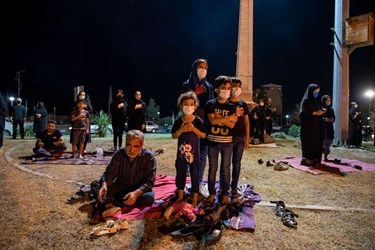 حضور خانوادگی افراد در حاشیه مراسم شب پنجم «هیات یا حسین (ع)» بندرگز