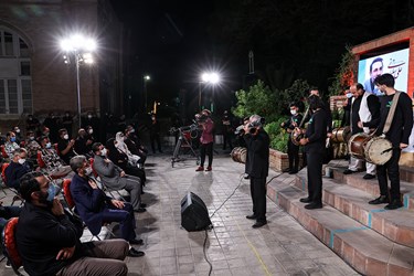 اجرای مراسم دمام‌زنی توسط گروه هنری بیت الزهرا(س) در مراسم روز سوم و یادبود مرحوم علی سلیمانی 