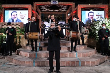 اجرای مراسم دمام‌زنی توسط گروه هنری بیت الزهرا(س) در مراسم روز سوم و یادبود مرحوم علی سلیمانی 