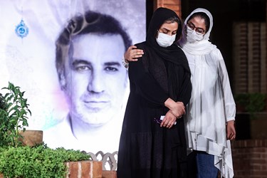 صبا سلیمانی فرزند و سهیلا جوادی همسر مرحوم سلیمانی در مراسم روز سوم و یادبود مرحوم علی سلیمانی 