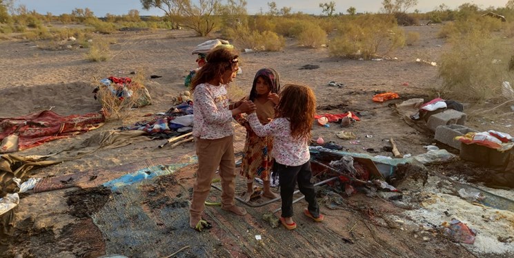 فقر و گرمای هرمزگان؛ خانواده مینابی را به چادرنشینی در اطراف سیرجان سوق داد!+عکس