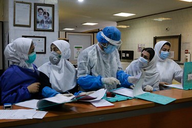 پزشک و پرستاران قسمت اورژانس بیمارستان طالقانی چالوس در حال بررسی وضغیت پرونده بیماران