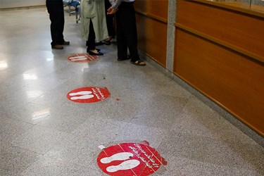 عدم رعایت فاصله اجتماعی شهروندان حتی در بیمارستان 
