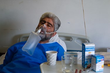 استفاده از اکسیژن یکی از بیماران کرونایی در بخش بیمارستان طالقانی چالوس 