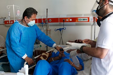 رئیس بیمارستان طالقانی چالوس بر بالین بیمارارن کرونایی حاضر شد و از آنان تست اکسیژن گرفت