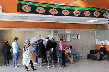 عدم رعایت فاصله اجتماعی شهروندان در بیمارستان طالقانی چالوس با وجود بستری بودن بیماران کرونایی
