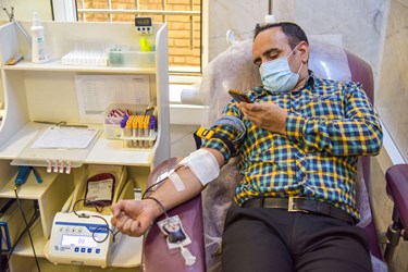 عکس گرفتن یکی از اهداکنندگان پلاسمای خونی در مرکز اهدای خون سعدی زنجان