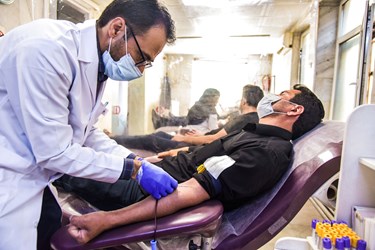 اهدای پلاسمای خون عزاداران حسینی و رعایت دستورالعمل‌های بهداشتی در مرکز اهدای خون سعدی زنجان