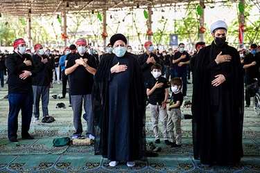 حضورحجت الاسلام رستمی رئیس نهاد نمایندگی مقام معظم رهبری و  آیت الله رئیسی، رئیس جمهور در مراسم عزاداری ظهر روز عاشورا در دانشگاه تهران