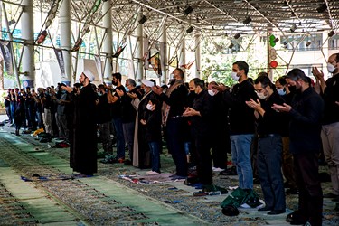 اقامه نماز ظهر روز عاشورا در دانشگاه تهران